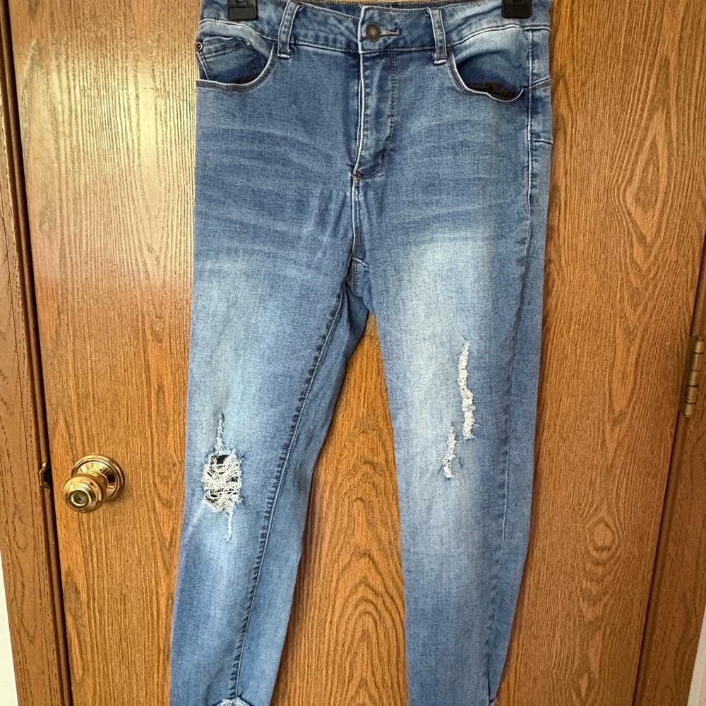Stylish Distressed Blue Women's Cropped Jeans